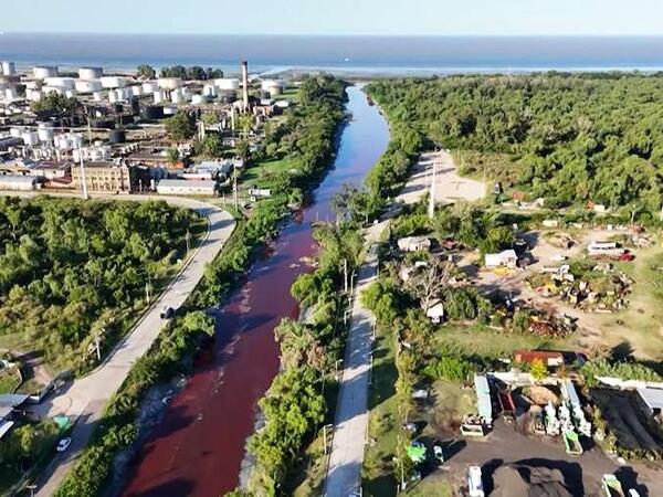 Okeana axan kanal qırmızı rəngə çevrildi - FOTO