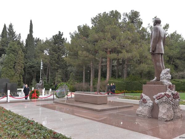 Türkiyənin Azərbaycandakı yeni səfiri Fəxri və Şəhidlər xiyabanlarını ziyarət edib - FOTO