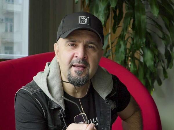 "Mənə belə sual verməyin, anam baxır"