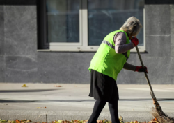 Bakıda süpürgəçini maşın vurdu - ÖLDÜ