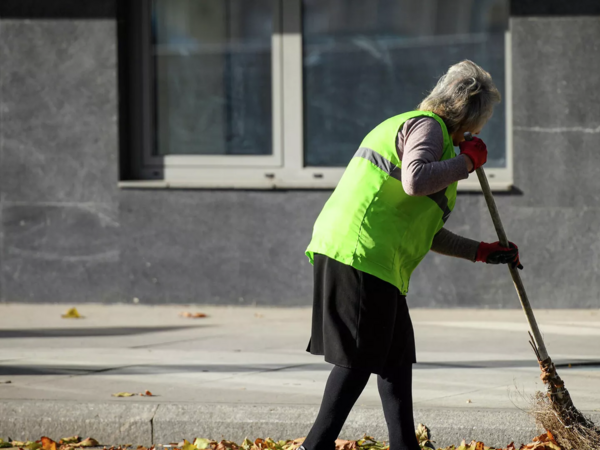 Bakıda süpürgəçini maşın vurdu - ÖLDÜ