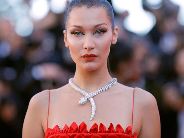 Bella Hadid büstqaltersiz kamera qarşısında - FOTO