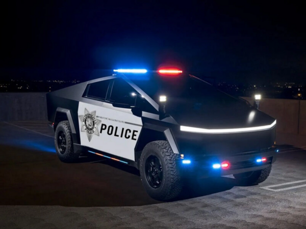 Las-Veqas polisinə 10 Tesla Cybertruck hədiyyə etdi