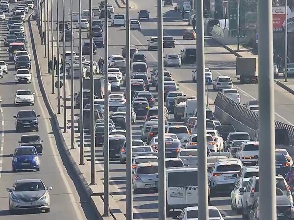 Bakıda baş verən qəza sıxlığa səbəb oldu