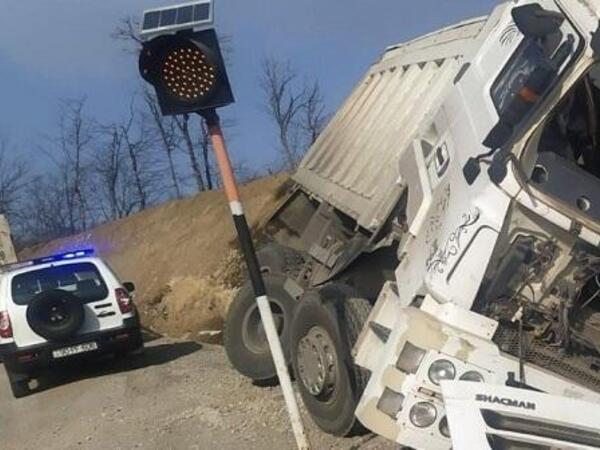 Yük maşını evə ÇIRPILDI - FOTO