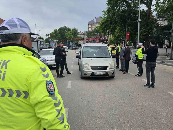 Davada onları ayırmağa gələn polisin başını əzməyə çalışdı - <span class="color_red">ANBAAN VİDEO</span>