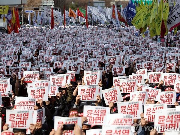 Seulda prezidentin impiçmenti ilə bağlı kütləvi aksiyalar keçirilib