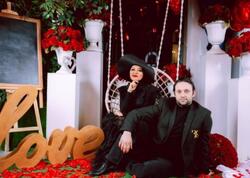 "Yarıçılpaq qadın ərimin qarşısında oturdu"