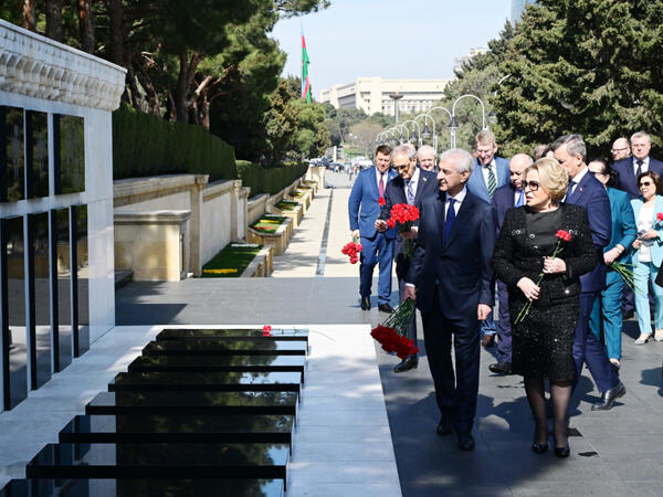 Rusiya Federal Məclisi Federasiya Şurasının sədri Şəhidlər xiyabanını ziyarət edib - FOTO