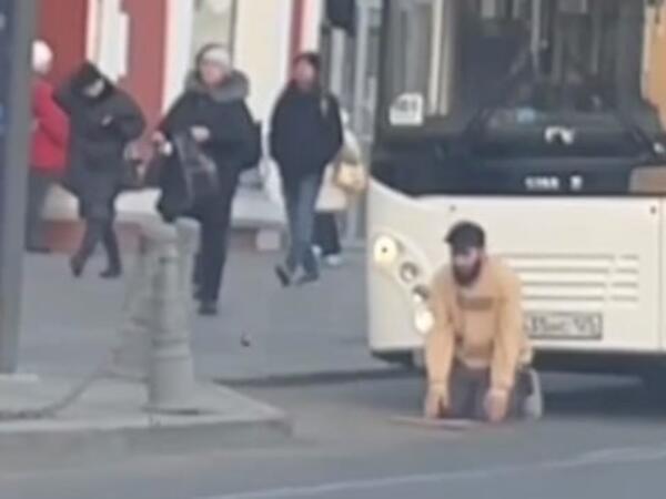 Avtobusu saxlayıb, yolun ortasında namaz qılan sürücü cəzalandırıldı