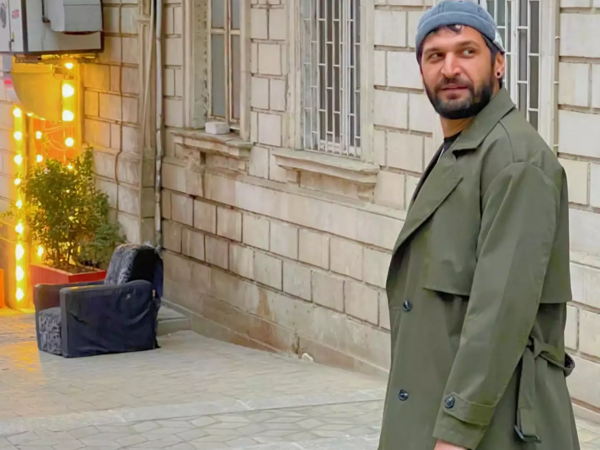 "Köhnə kişilərdənəm, o qadına qul kimi baxıram"