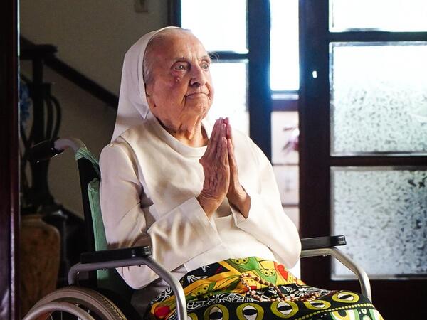 Dünyanın ən yaşlı qadını öldü - FOTO