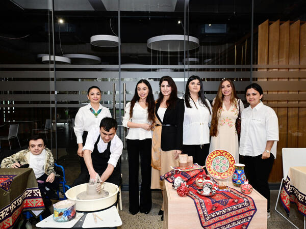 Leyla Əliyeva və Arzu Əliyeva həssas qruplara aid şəxslərin yaradıcılıq prosesi ilə tanış olublar