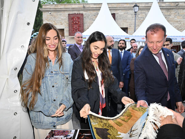 Leyla Əliyeva və Arzu Əliyeva Beynəlxalq Xalça Festivalını ziyarət ediblər - <span class="color_red">FOTO</span>