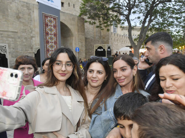 Leyla Əliyeva və Arzu Əliyeva Beynəlxalq Xalça Festivalını ziyarət ediblər - <span class="color_red">FOTO</span>