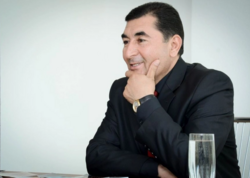 Xalq artistindən &quot;Elzasayağı&quot; tərz: ayaqqabılarını tərs geyindi - <span class="color_red">FOTOlar</span>