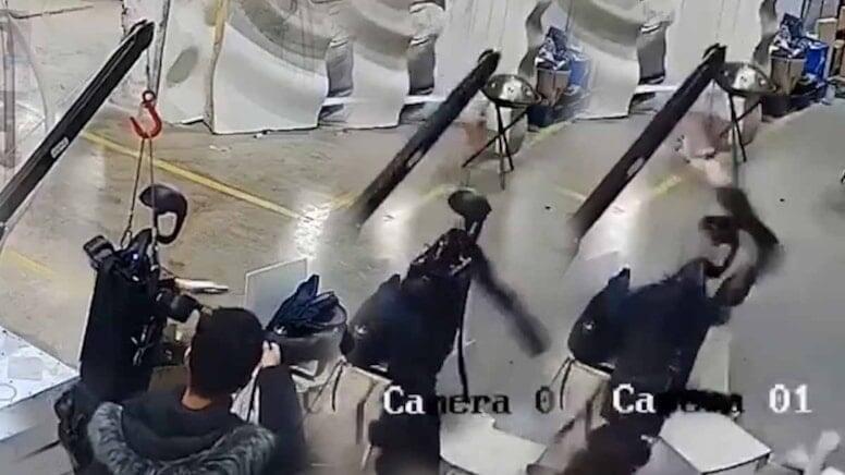 Robot "əsəbiləşib" insanlara hücum etdi - VİDEO