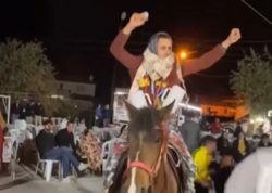 Bəyə qadın paltarı geyindirib, meydanda gəzdirdilər - Qeyri-adi toy - <span class="color_red">FOTO</span>