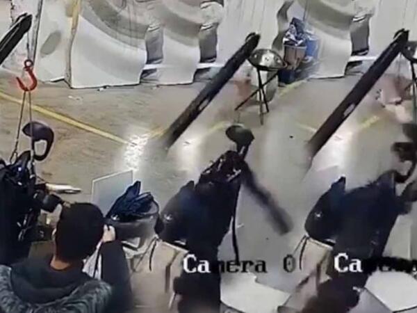 Robot &quot;əsəbiləşib&quot; insanlara hücum etdi - VİDEO