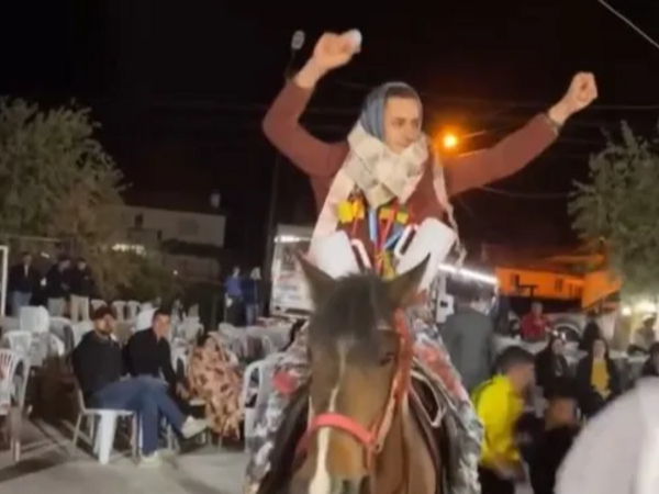 Bəyə qadın paltarı geyindirib, meydanda gəzdirdilər - Qeyri-adi toy - <span class="color_red">FOTO</span>