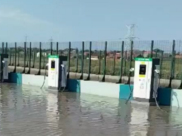 Məntəqəni su basdı, sürücülər çarəsiz qaldı -