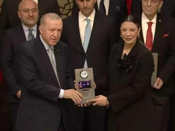 Ərdoğan Fülya Öztürkü <span class="color_red">təltif etdi</span>