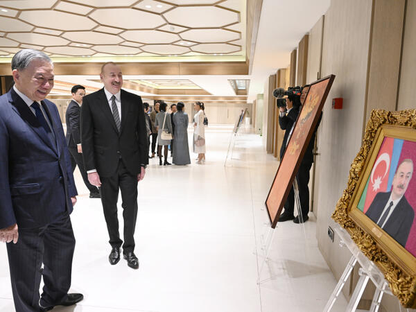 İlham Əliyev və Mehriban Əliyeva Vyetnam rəsm əsərlərindən ibarət sərgi ilə tanış olublar - <span class="color_red">FOTO</span>