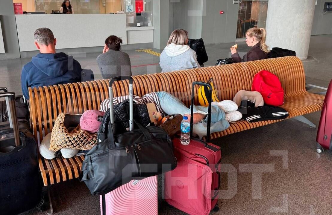 Azərbaycanlı sərnişinlər Moskvadan Bakıya uça bilmir, aeroportda yatırlar -