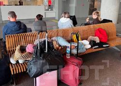Azərbaycanlı sərnişinlər Moskvadan Bakıya uça bilmir, aeroportda yatırlar - <span class="color_red">VİDEO</span>