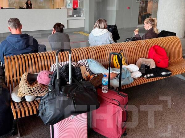 Azərbaycanlı sərnişinlər Moskvadan Bakıya uça bilmir, aeroportda yatırlar - <span class="color_red">VİDEO</span>