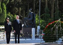 Prezident və birinci xanım Fəxri xiyabanda Ulu Öndər Heydər Əliyevin məzarını ziyarət ediblər
