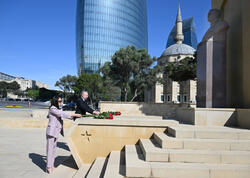 İlham Əliyev və Mehriban Əliyeva faşizm üzərində Qələbə uğrunda mübarizədə həlak olan Azərbaycan övladlarının xatirəsini ehtiramla anıblar - VİDEO - FOTO
