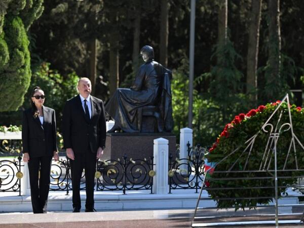 Prezident və birinci xanım Fəxri xiyabanda Ulu Öndər Heydər Əliyevin məzarını ziyarət ediblər