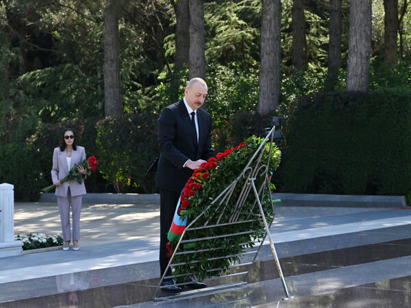 Prezident və birinci xanım Fəxri xiyabanda Ulu Öndər Heydər Əliyevin məzarını ziyarət ediblər - FOTO