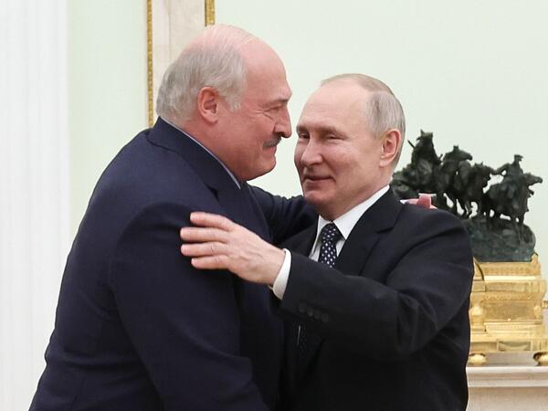 Putin Lukaşenkonu ingiliscə salamladı - VİDEO