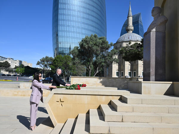 İlham Əliyev və Mehriban Əliyeva faşizm üzərində Qələbə uğrunda mübarizədə həlak olan Azərbaycan övladlarının xatirəsini ehtiramla anıblar - FOTO