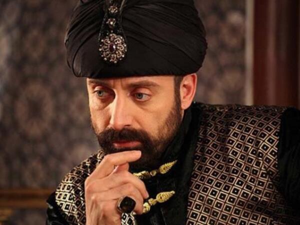 Tanınmış aktyordan məhkəmə qarşısında ETİRAF - <span class="color_red">FOTO</span>
