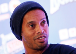 Ronaldinyo qız fanatlarının elə yerinə imza atdı ki... - VİDEO