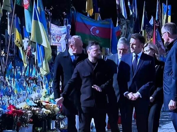 Günün FOTOsu: Makron Kiyevdə, Azərbaycan bayrağı başı üzərində