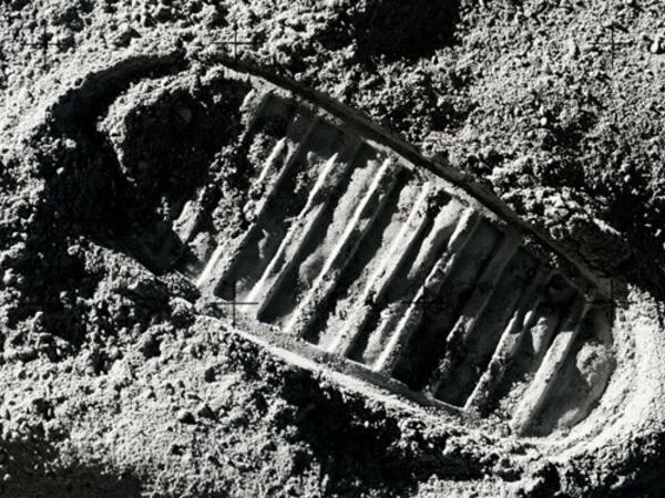 NASA-dan 7 kiloluq ay daşı oğurladı - Sevgilisinə aparacaqmış...