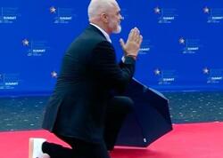 Baş nazir onu diz çökərək qarşıladı - FOTO