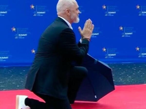 Baş nazir onu diz çökərək qarşıladı - FOTO