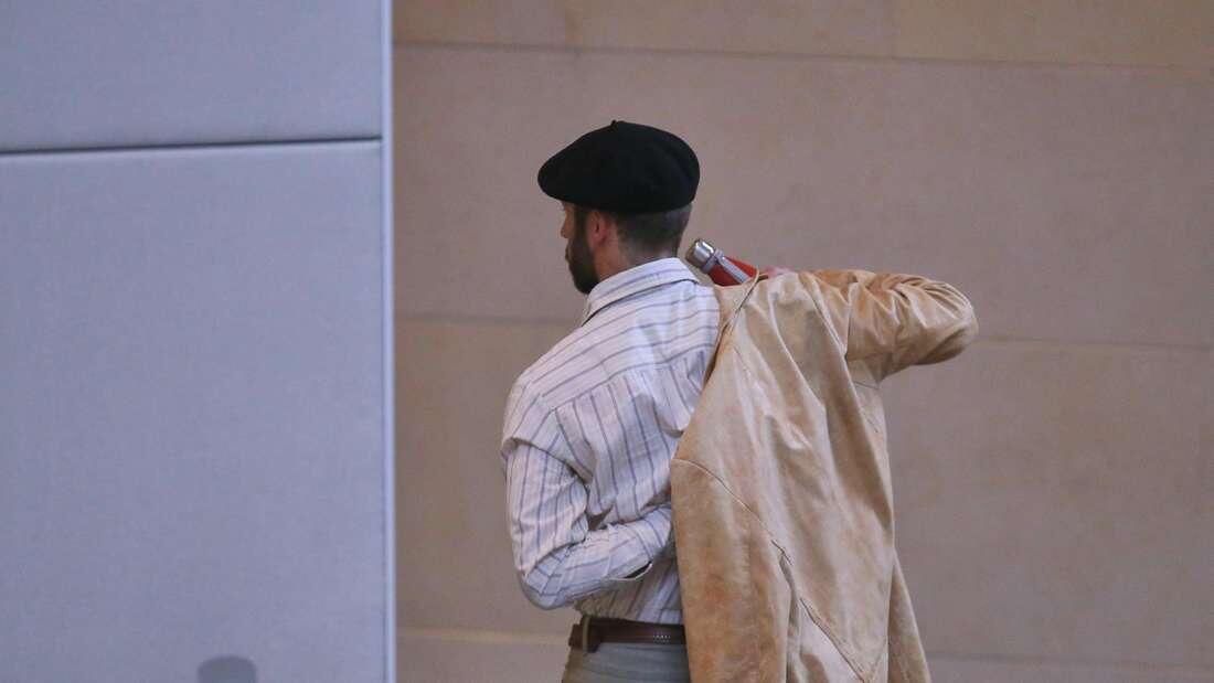Deputat papağına görə iclasdan QOVULDU - FOTO