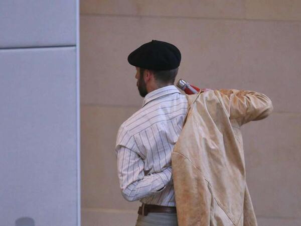 Deputat papağına görə iclasdan QOVULDU - FOTO