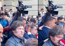 Jurnalist Argentina prezidentini mikrofonla vurdu - <span class="color_red">VİDEO</span>