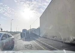 &quot;Bakubus&quot; &quot;Toyota&quot; ilə toqquşdu, maşın aşdı - VİDEO