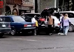 Qadın sürücüdən qayda pozuntusu: Üç uşağı avtomobilin &quot;baqaj&quot;ında DAŞIDI - <span class="color_red">VİDEO</span>