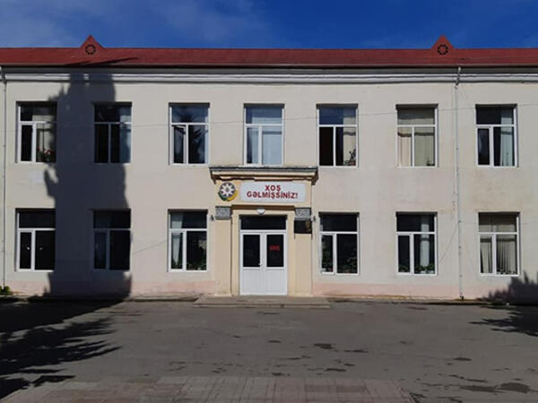 Müəllim məktəbdə yıxılıb xəsarət aldı - Direktor cəzalandırıldı
