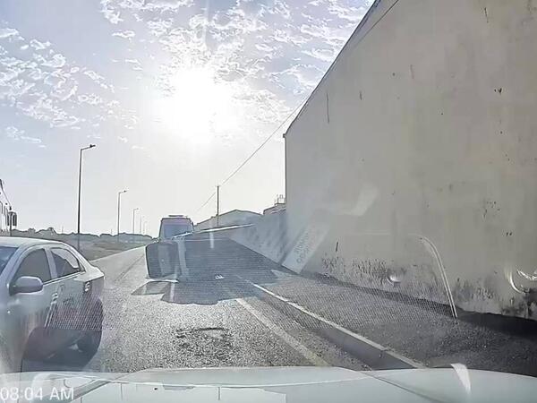 &quot;Bakubus&quot; &quot;Toyota&quot; ilə toqquşdu, maşın aşdı - VİDEO