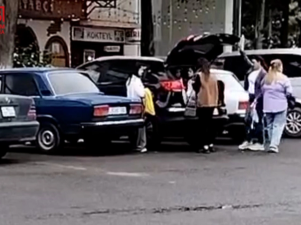 Qadın sürücüdən qayda pozuntusu: Üç uşağı avtomobilin &quot;baqaj&quot;ında DAŞIDI - <span class="color_red">VİDEO</span>